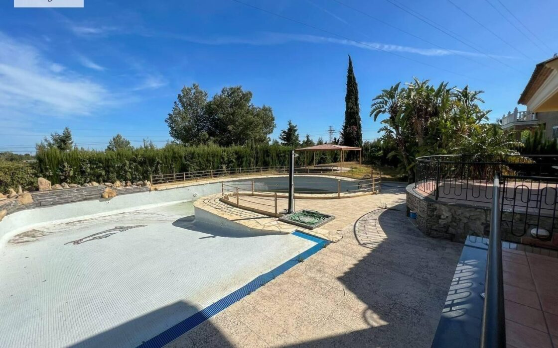 Вилла в Манисес с террасой и бассейном 460 кв.м