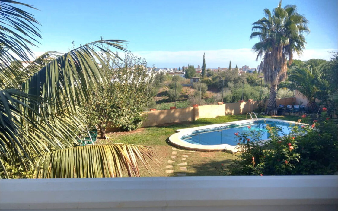 Вилла 489 кв.м в La Sierrezuela с террасой и мебелью