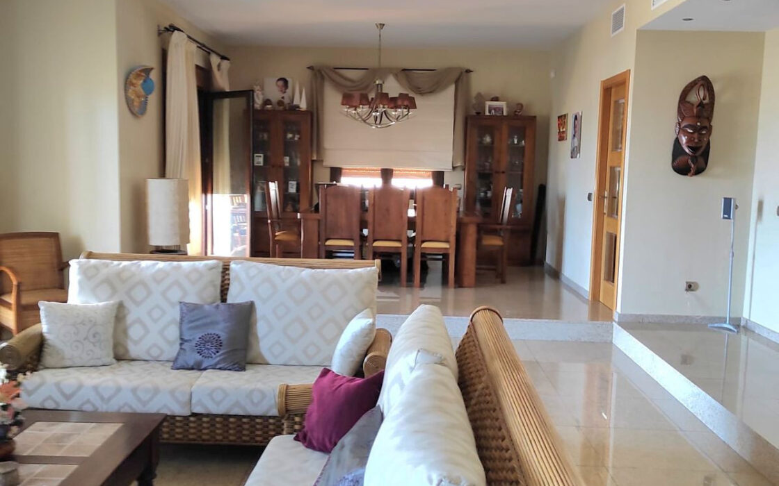 Вилла 489 кв.м в La Sierrezuela с террасой и мебелью