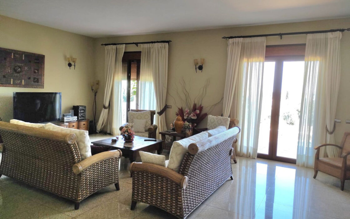 Вилла 489 кв.м в La Sierrezuela с террасой и мебелью