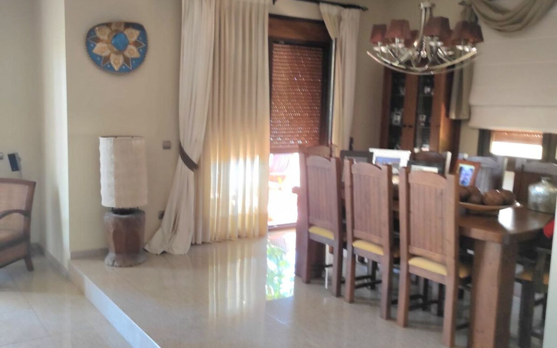 Вилла 489 кв.м в La Sierrezuela с террасой и мебелью