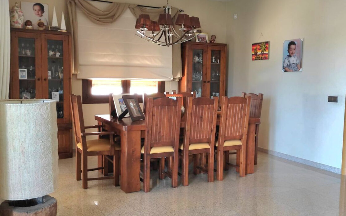 Вилла 489 кв.м в La Sierrezuela с террасой и мебелью