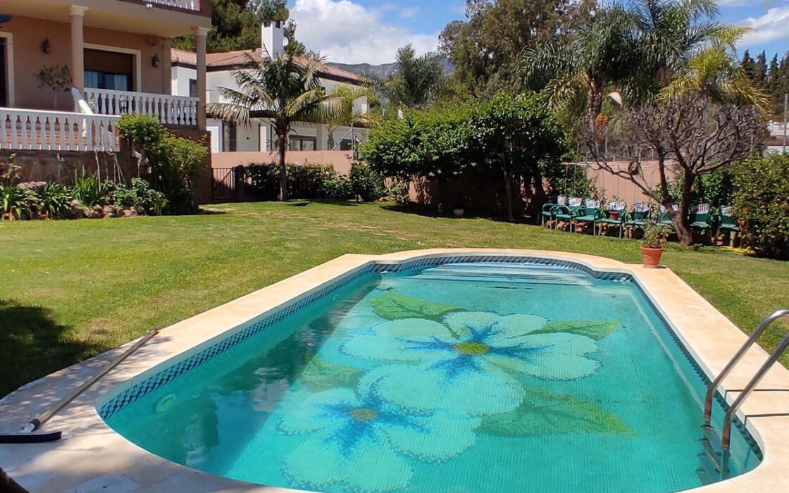 Вилла 489 кв.м в La Sierrezuela с террасой и мебелью