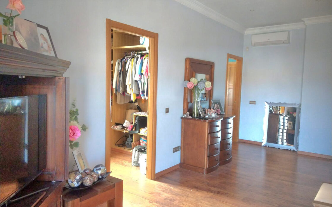 Вилла 489 кв.м в La Sierrezuela с террасой и мебелью