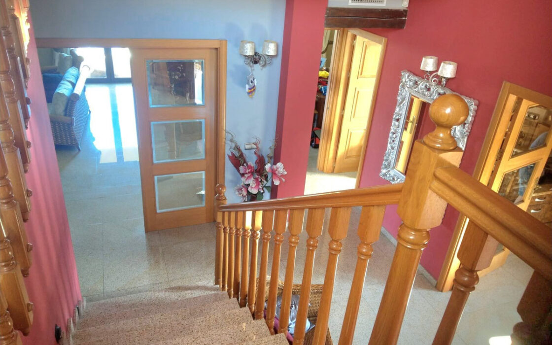 Вилла 489 кв.м в La Sierrezuela с террасой и мебелью