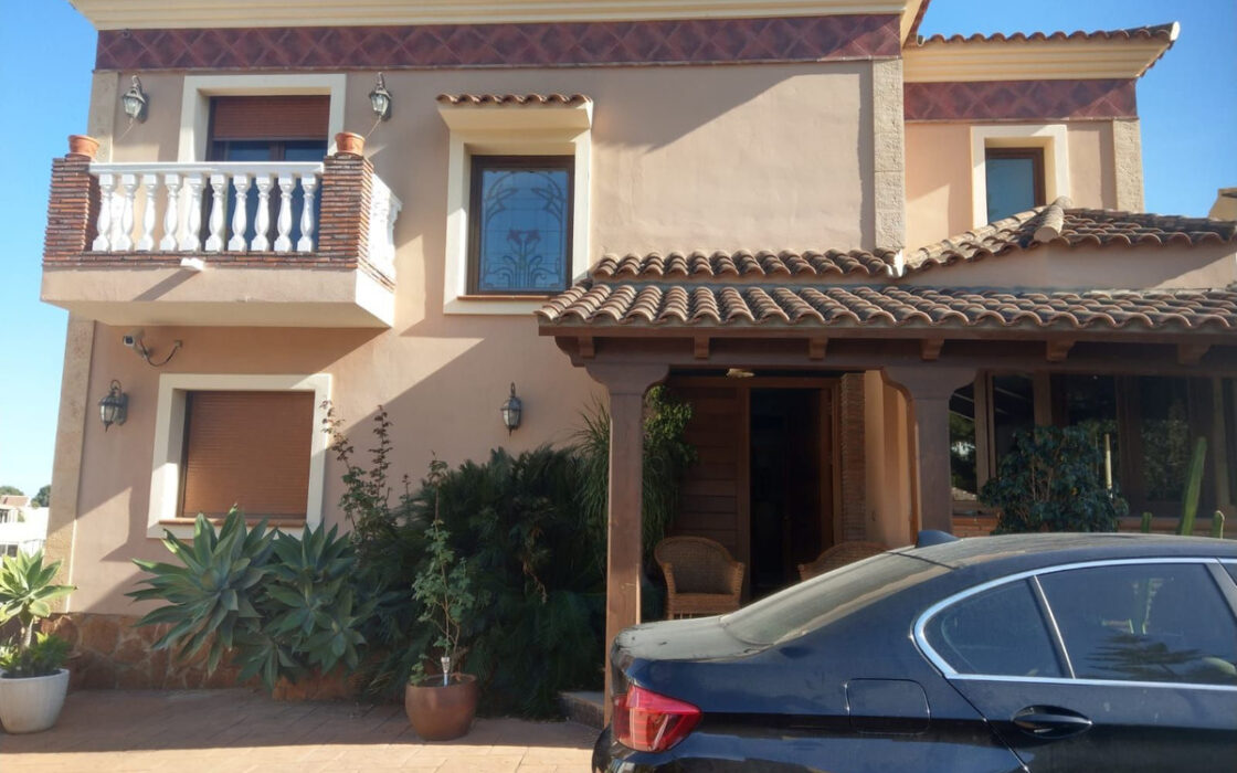 Вилла 489 кв.м в La Sierrezuela с террасой и мебелью