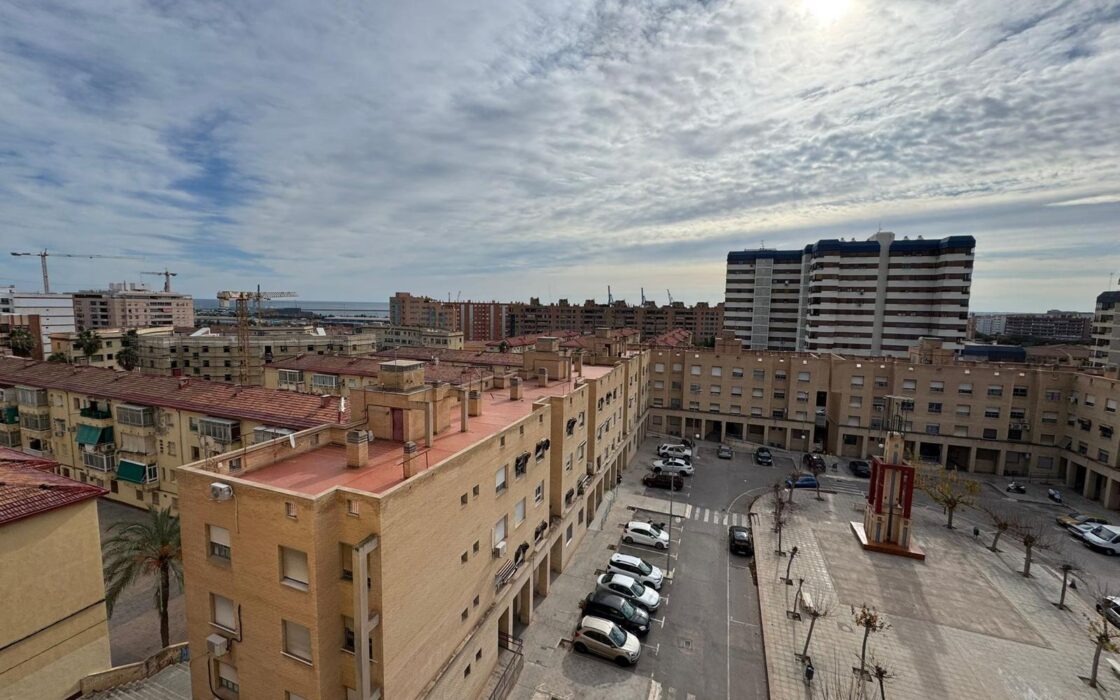 Квартира 3 спальни с террасой в Аликанте 91 кв.м