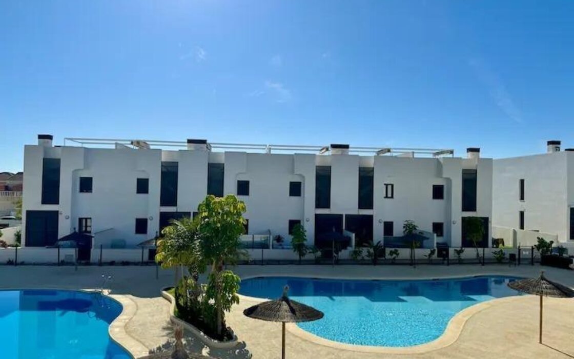 Современная квартира в Пилар-де-ла-Орадада с террасой 61 кв.м