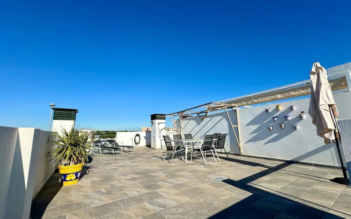 Современная квартира в Пилар-де-ла-Орадада с террасой 61 кв.м