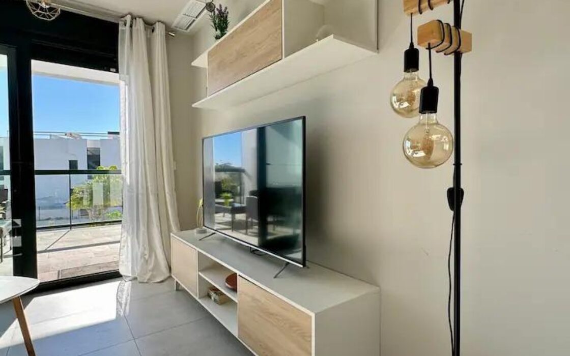 Современная квартира в Пилар-де-ла-Орадада с террасой 61 кв.м