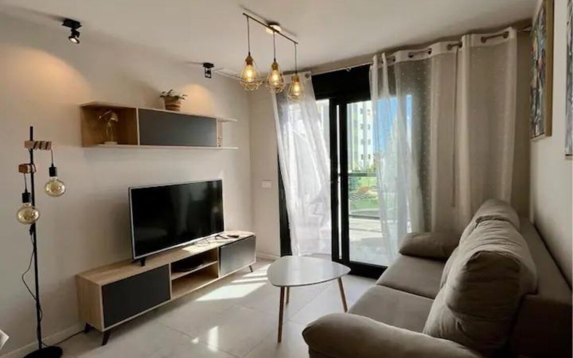 Современная квартира с балконом в Пилар-де-ла-Орадда 61 кв.м