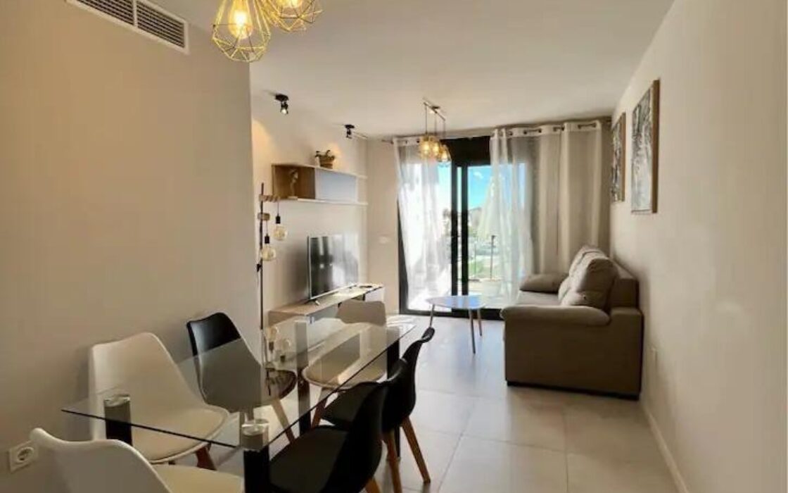 Современная квартира с балконом в Пилар-де-ла-Орадда 61 кв.м