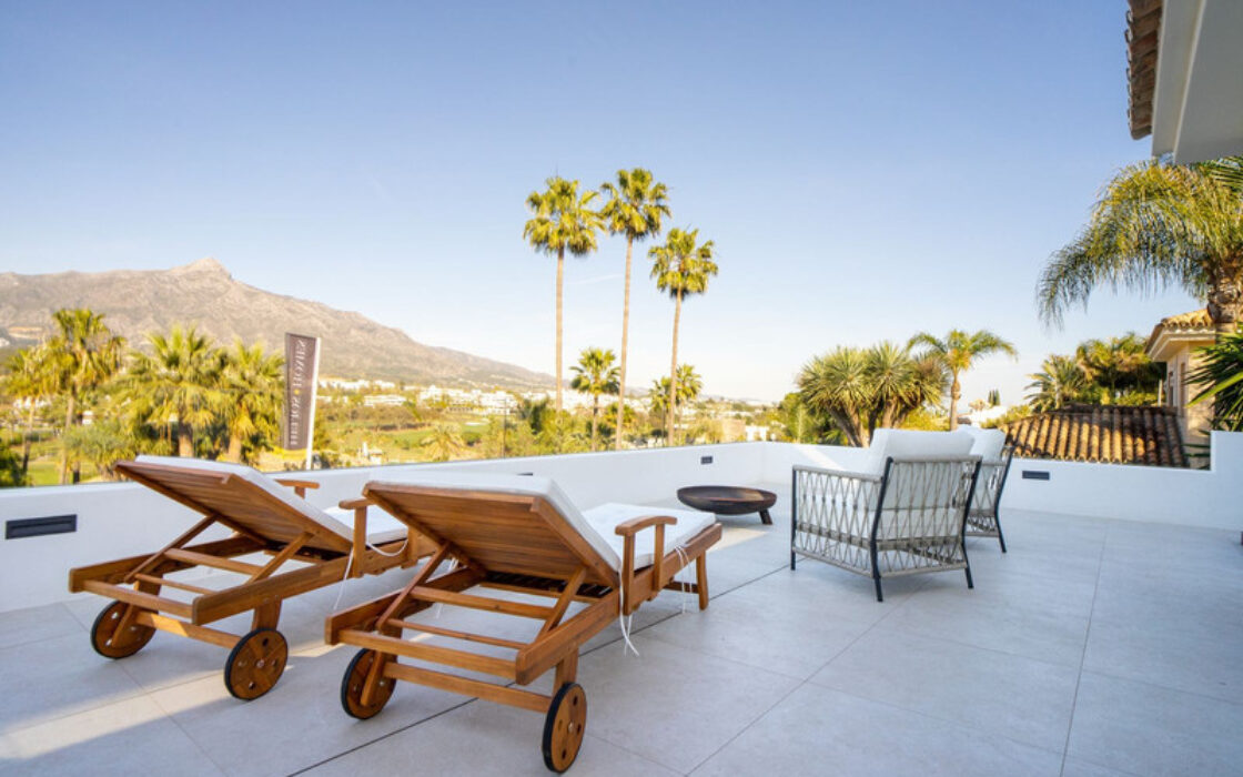 Вілла з терасою в Нойва-Андалусія, 448 кв.м, 6 кімнат