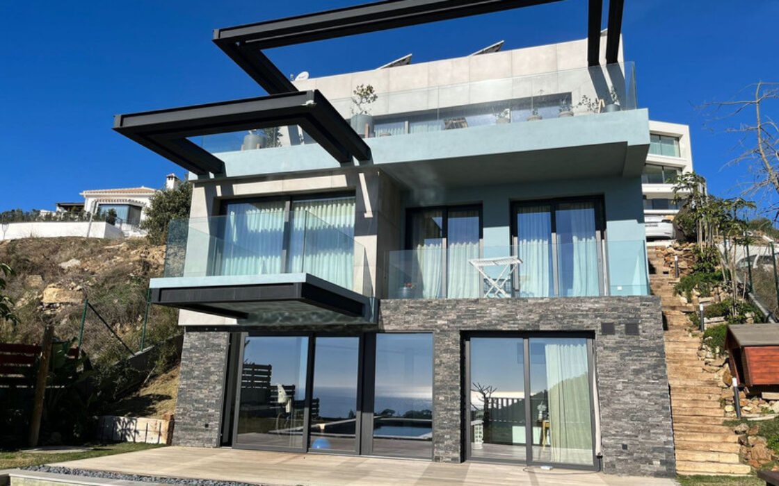 Вилла с террасой в Михасе, 254 кв.м, у моря