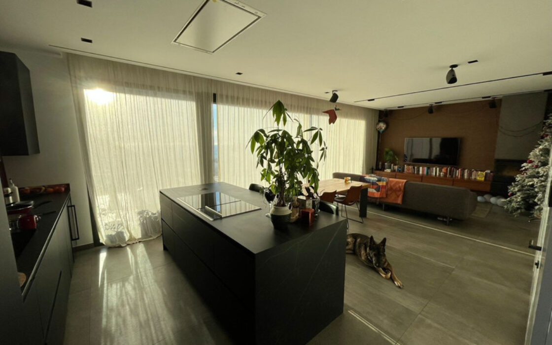 Вилла с террасой в Михасе, 254 кв.м, у моря