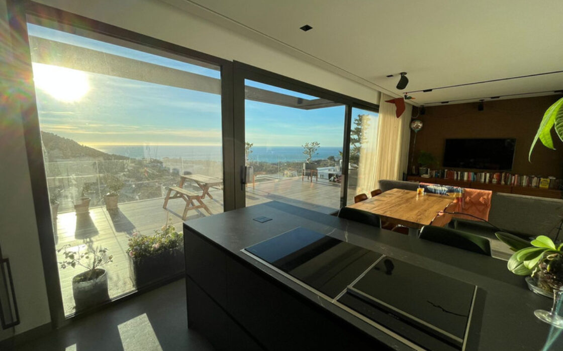 Вилла с террасой в Михасе, 254 кв.м, у моря