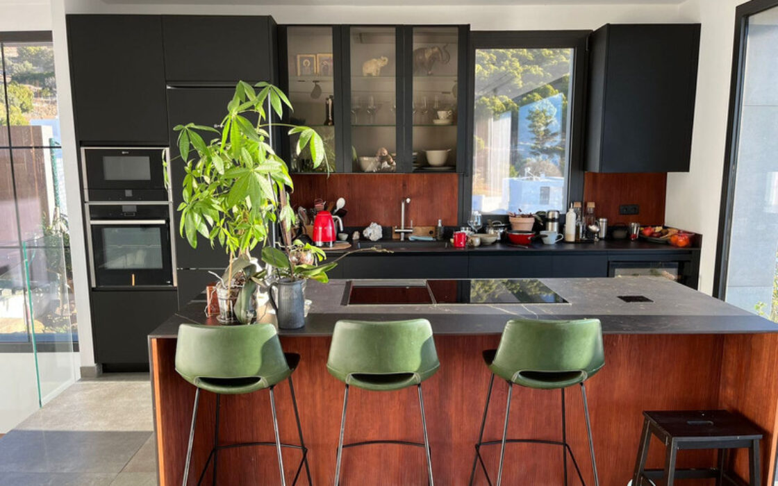 Вилла с террасой в Михасе, 254 кв.м, у моря