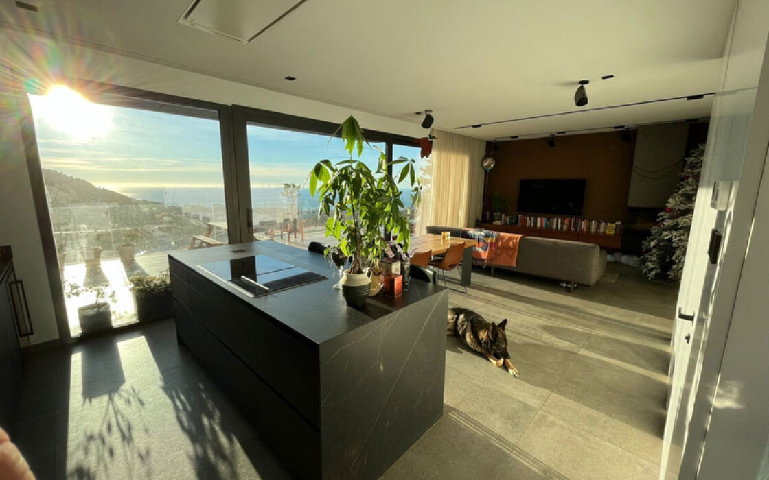 Вилла с террасой в Михасе, 254 кв.м, у моря