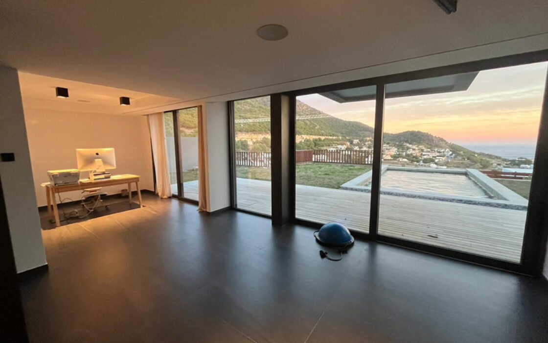 Вилла с террасой в Михасе, 254 кв.м, у моря