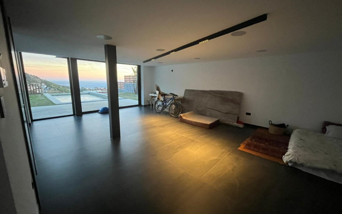 Вилла с террасой в Михасе, 254 кв.м, у моря