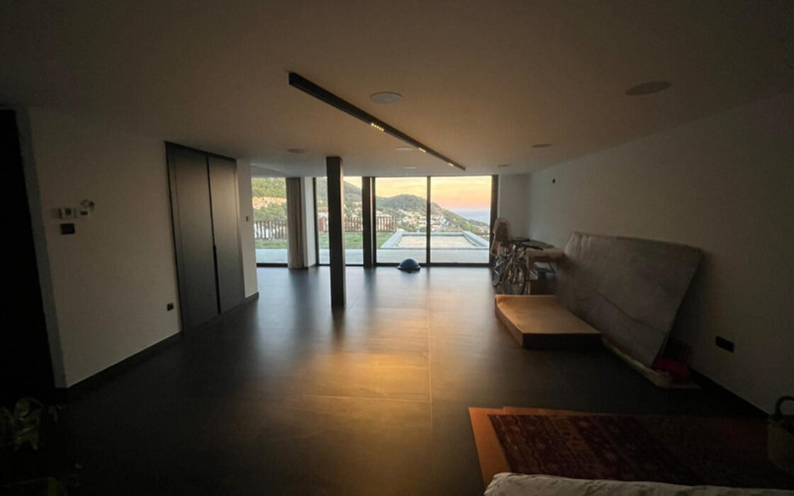 Вилла с террасой в Михасе, 254 кв.м, у моря