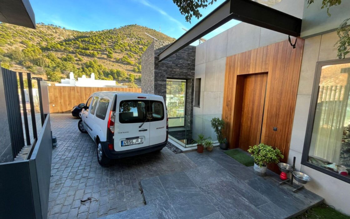 Вилла с террасой в Михасе, 254 кв.м, у моря