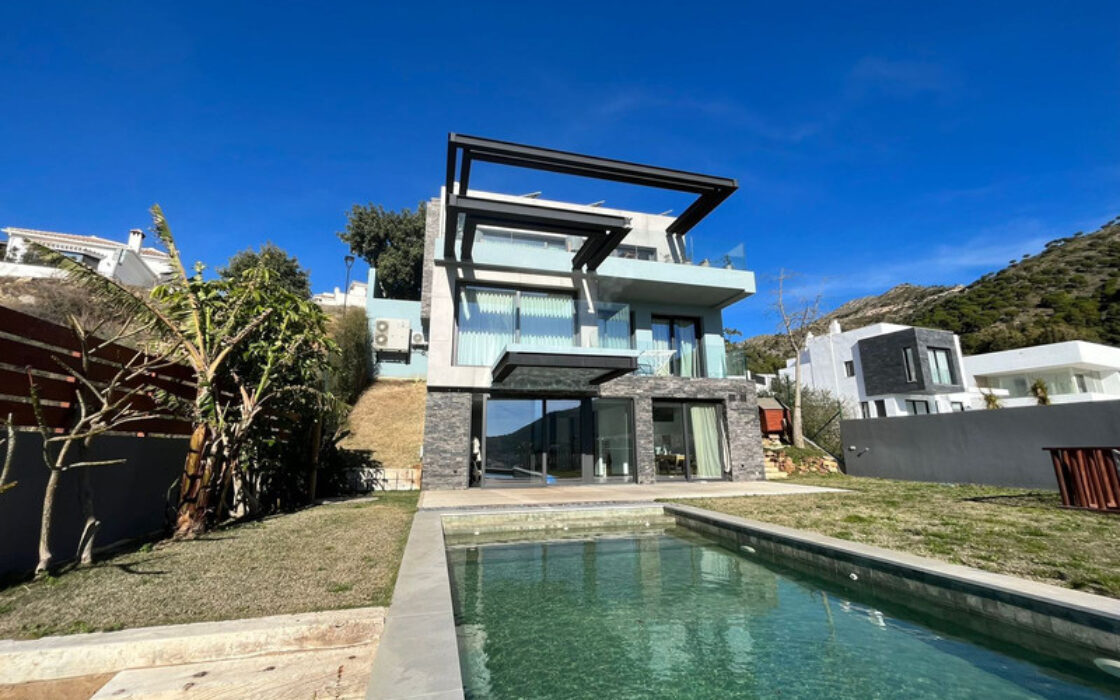 Вилла с террасой в Михасе, 254 кв.м, у моря