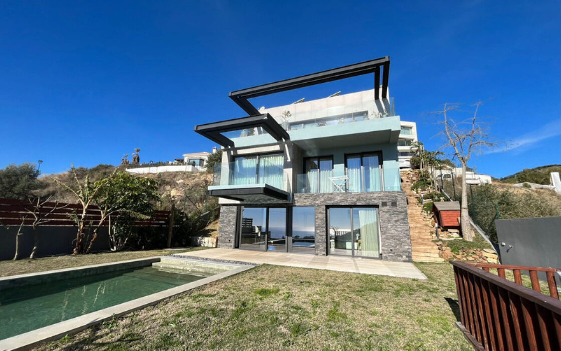 Вилла с террасой в Михасе, 254 кв.м, у моря