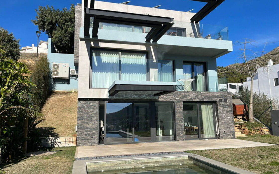 Вилла с террасой в Михасе, 254 кв.м, у моря