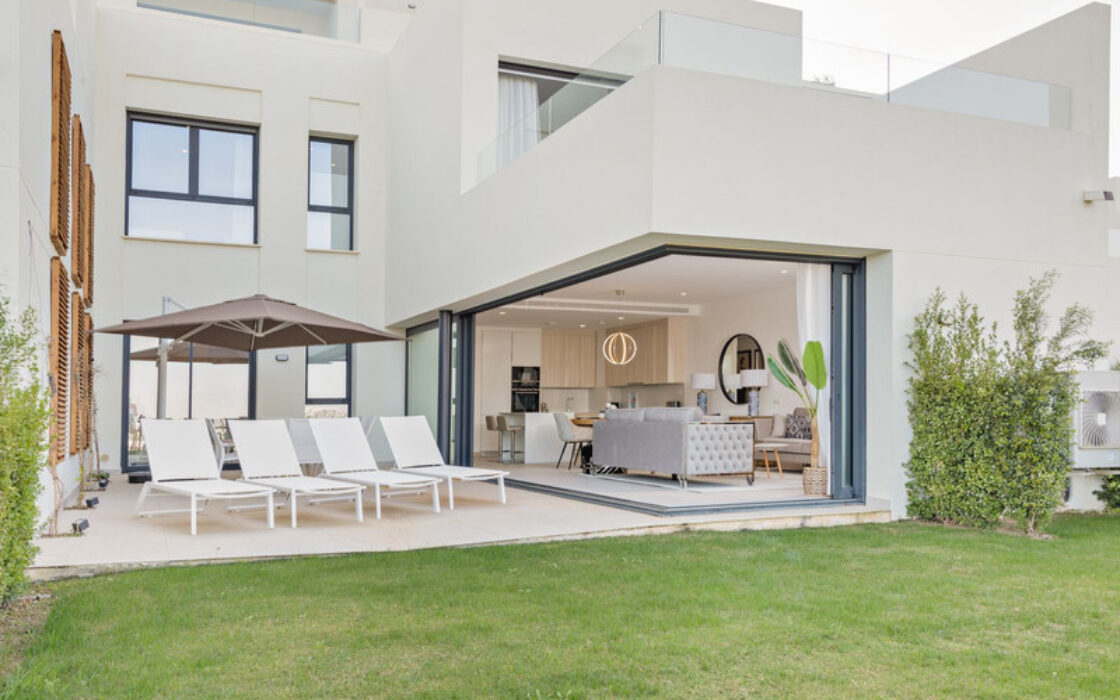 Двухквартирный дом в Марбелье с панорамным видом на море