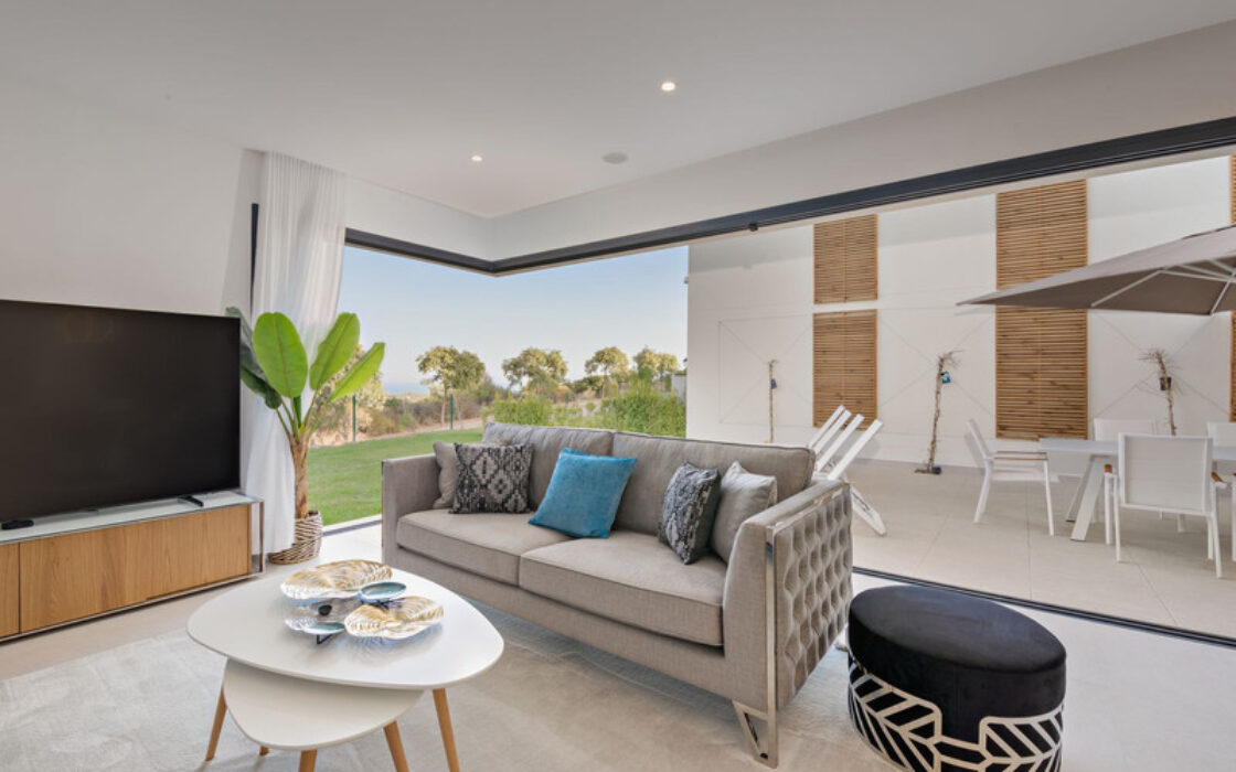 Двухквартирный дом в Марбелье с панорамным видом на море