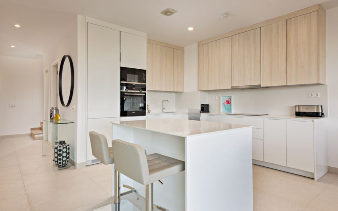 Двухквартирный дом в Марбелье с панорамным видом на море