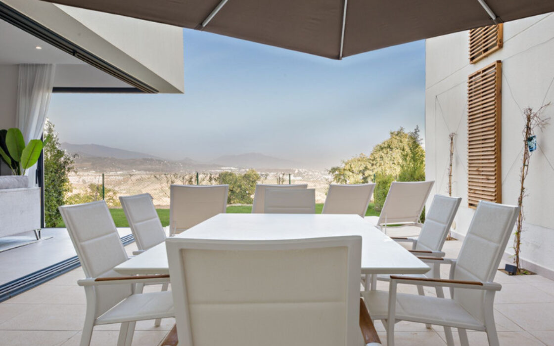 Двухквартирный дом в Марбелье с панорамным видом на море