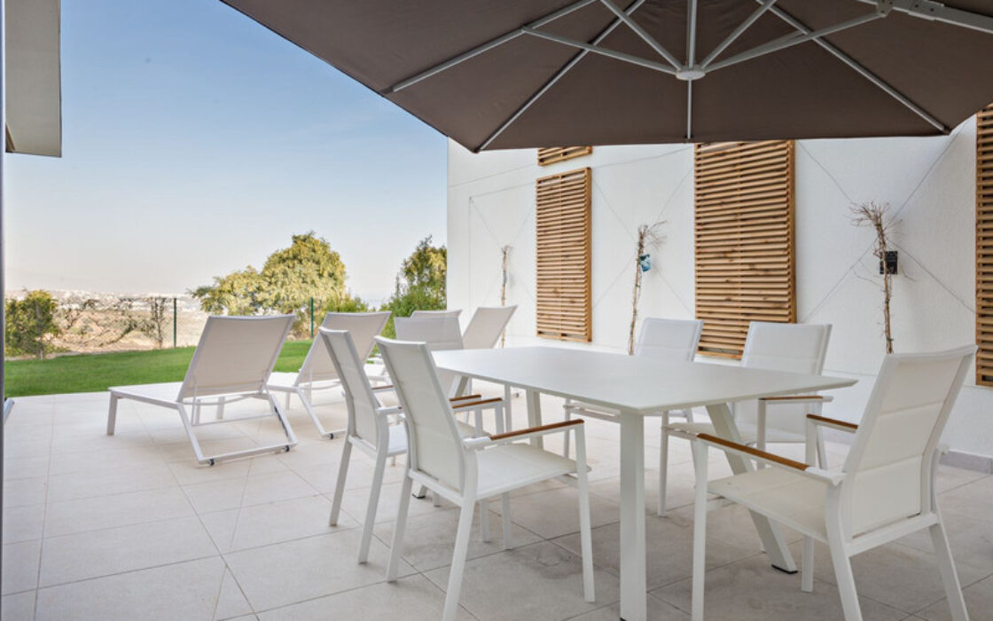 Двухквартирный дом в Марбелье с панорамным видом на море