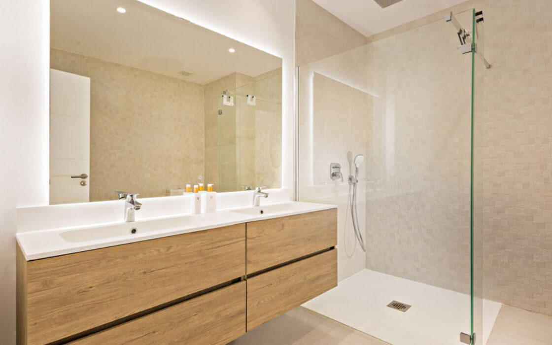 Двухквартирный дом в Марбелье с панорамным видом на море