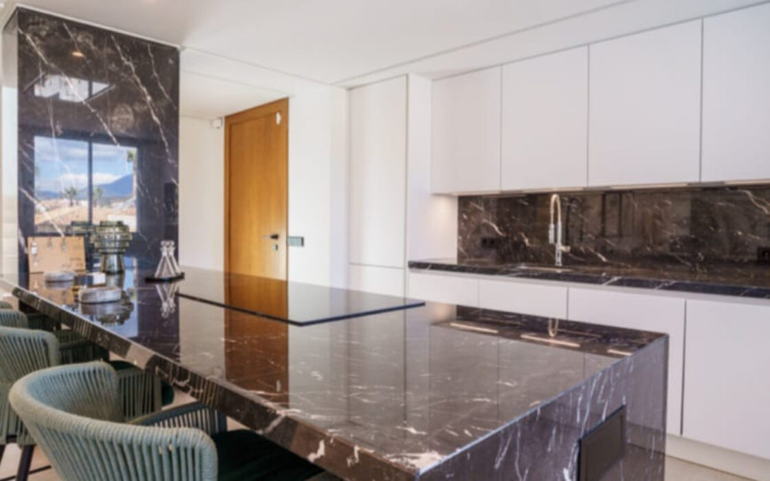 Вилла в Ла Конча, 448 кв.м, с террасой у моря