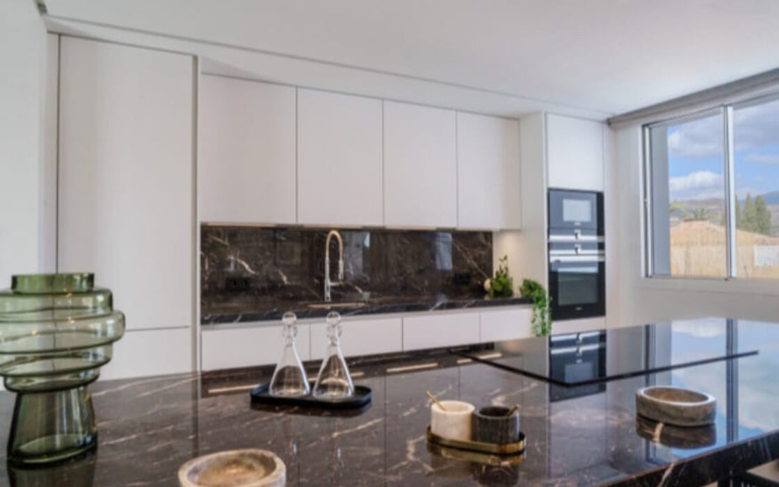 Вилла в Ла Конча, 448 кв.м, с террасой у моря