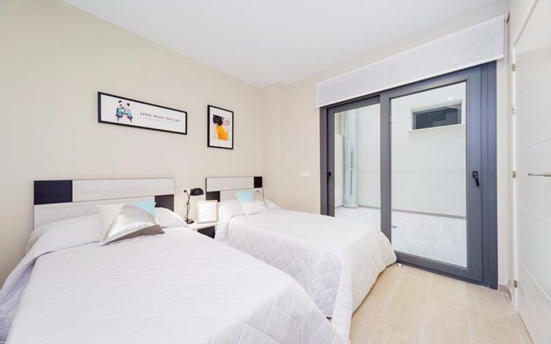 Апартаменты с террасой в Торревьехе 90 кв.м у моря