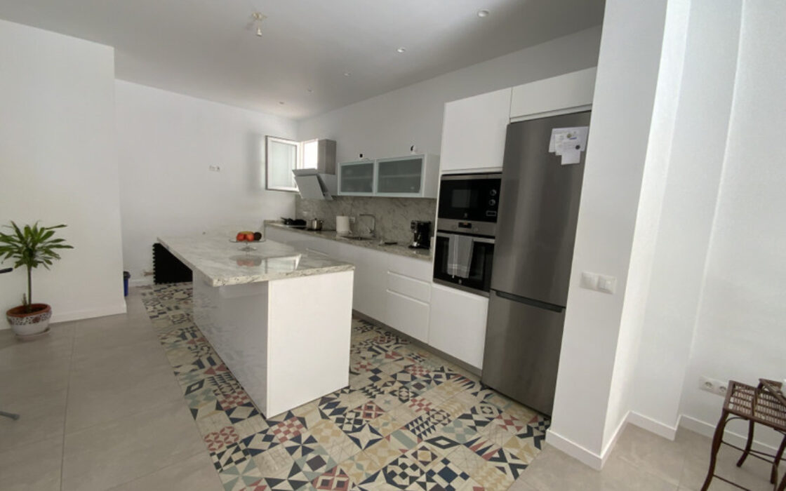 Угловой дом в Старом городе Марбельи с террасой 120 кв.м