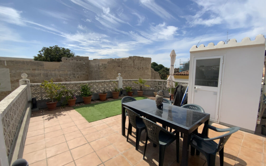 Угловой дом в Старом городе Марбельи с террасой 120 кв.м