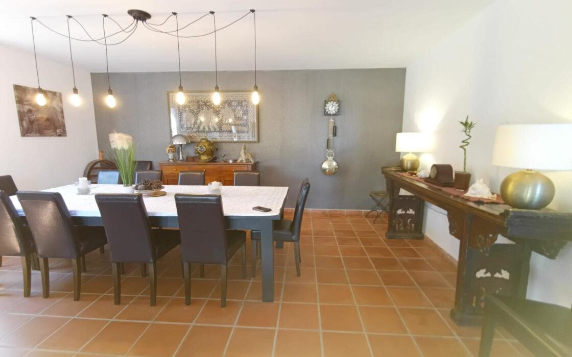 Вилла в Сотогранде 525 кв.м с террасой у моря