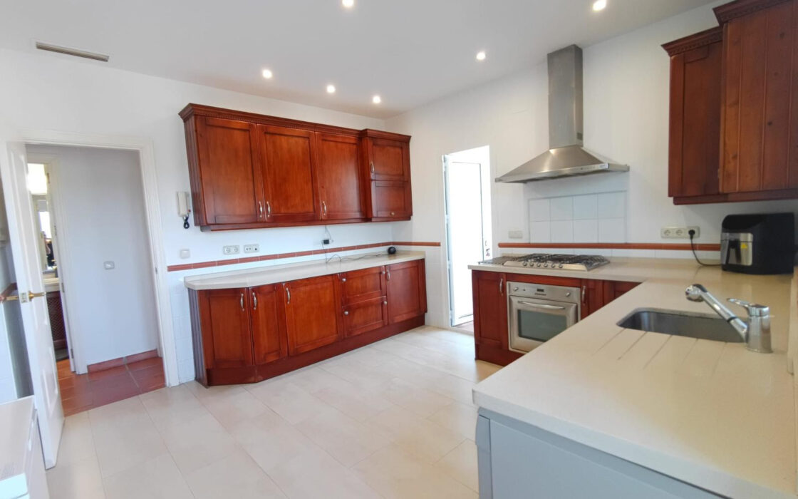 Вилла в Сотогранде 525 кв.м с террасой у моря