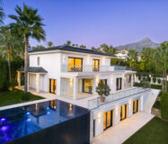 Вілла в Нуэва-Андалусія з терасою у поля для гольфа