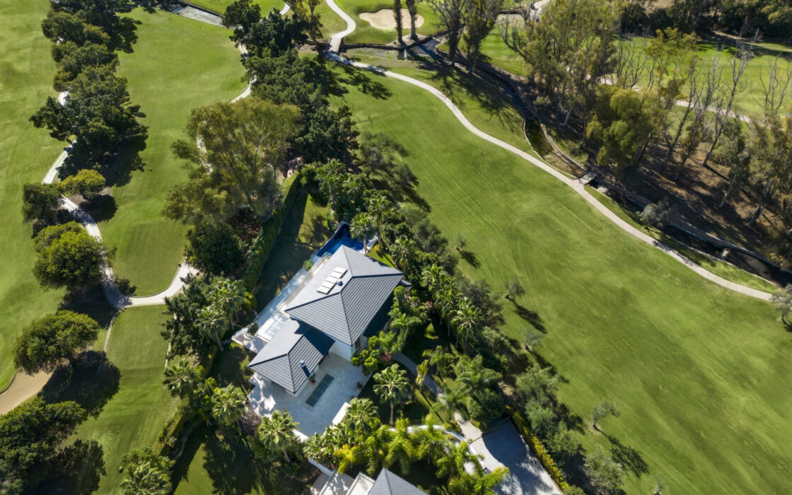 Вілла в Нуэва-Андалусія з терасою у поля для гольфа