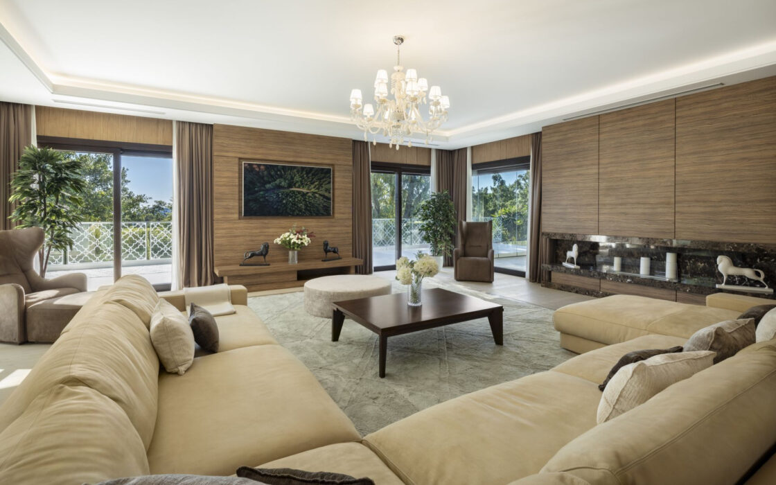 Вілла в Нуэва-Андалусія з терасою у поля для гольфа