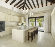 Вілла в Нуэва-Андалусія з терасою у поля для гольфа