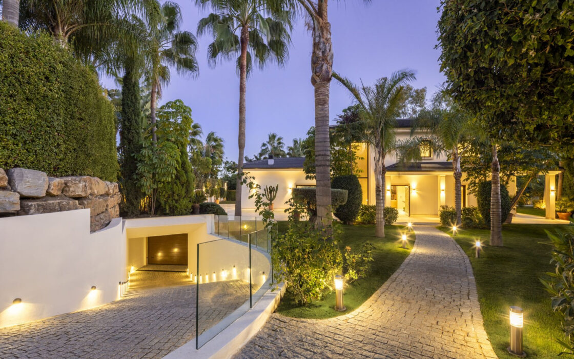 Вілла в Нуэва-Андалусія з терасою у поля для гольфа