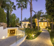 Вілла в Нуэва-Андалусія з терасою у поля для гольфа