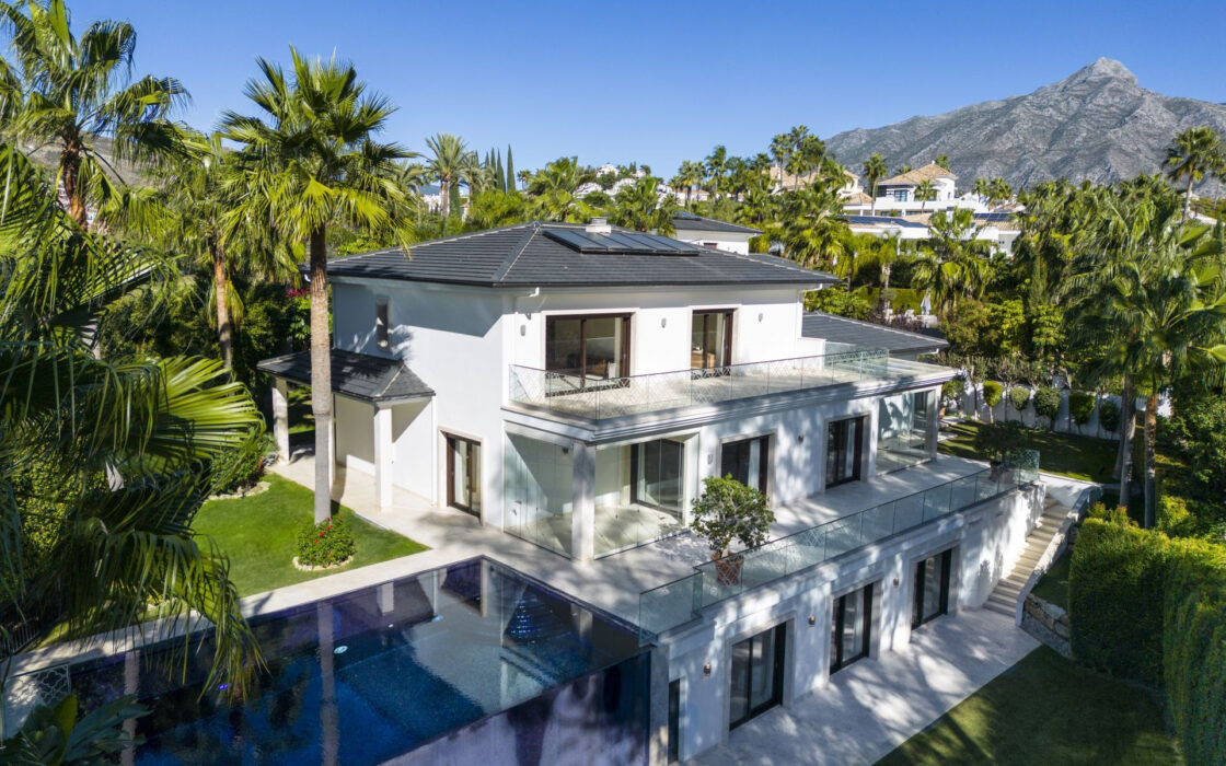 Вілла в Нуэва-Андалусія з терасою у поля для гольфа