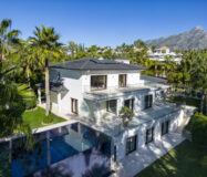 Вілла в Нуэва-Андалусія з терасою у поля для гольфа